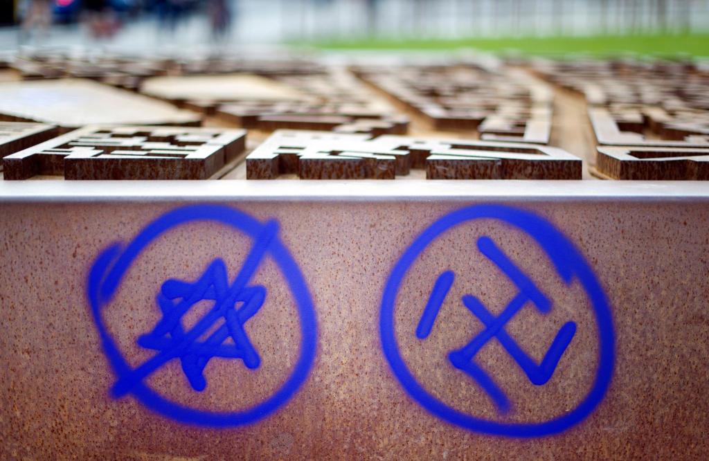 Ein Hakenkreuz und ein durchgestrichener Davidstern sind an einer Gedenkstätte zu sehen. - Foto: Daniel Reinhardt/Deutsche Presse-Agentur GmbH/dpa