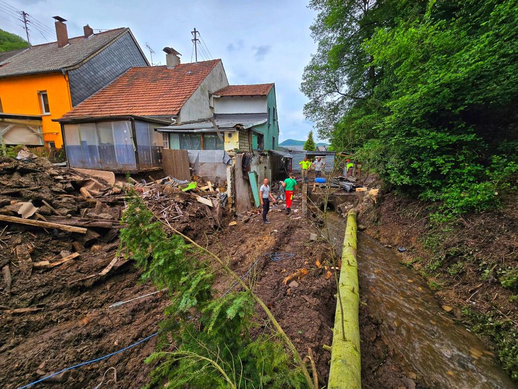 Aufräumarbeiten nach dem Hochwasser in Kirn-Sulzbach. - Foto: Sebastian Schmitt/dpa