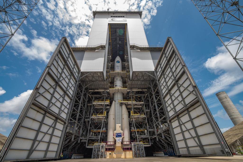 Die neue Trägerrakete der Ariane 6 auf dem europäischen Weltraumbahnhof in Französisch-Guayana. - Foto: Manuel Pedoussaut/ESA/dpa