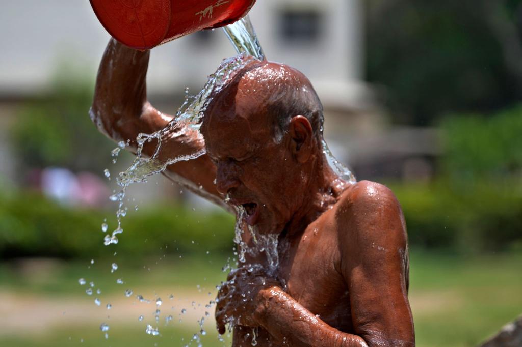 Abkühlung über Kopf: In einem Park pakistanischen Karachi begießt sich ein Mann mit Wasser. Die dortigen Behörden warnten vor Temperaturen bis zu 50 Grad, schlossen Schulen und forderten die Anwohner auf, in ihren Häusern zu bleiben. - Foto: Fareed Khan/AP/dpa
