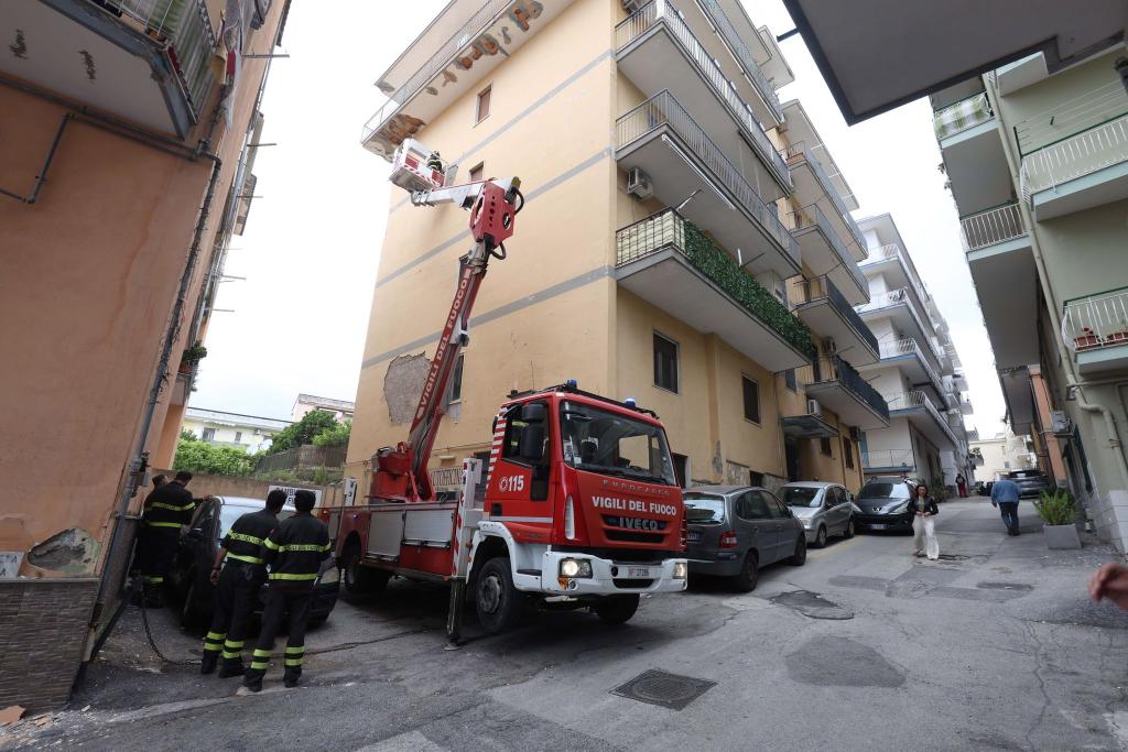 Von einem Hubwagen aus inspiziert ein Feuerwehrmann Schäden an einem Gebäude. - Foto: Napolipress/IPA via ZUMA Press/dpa