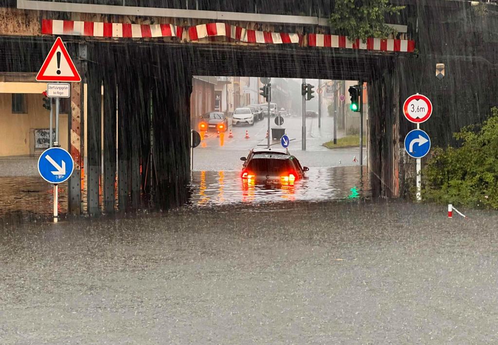 Ein Auto steht in einer überfluteten Unterführung in Oberfranken: Auch für heute hatte der Deutsche Wetterdienst erneut Unwetter durch Gewitter und kräftige, teils langanhaltende Regenfälle angekündigt. - Foto: Ferdinand Merzbach/NEWS5/dpa