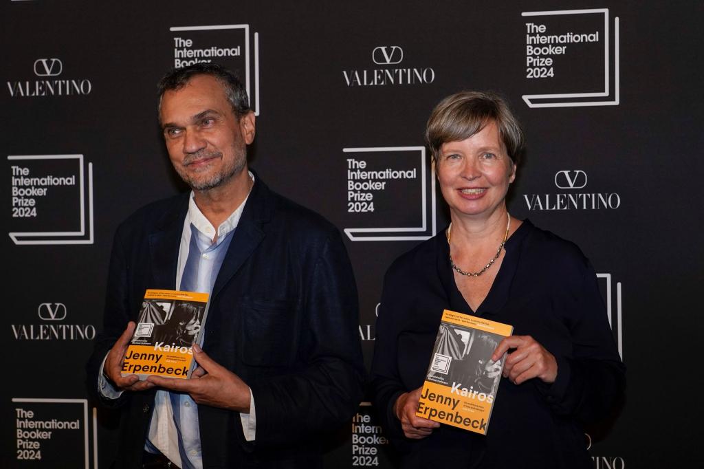 Autorin Erpenbeck (r) und Übersetzer Hofman wollen sich das Preisgeld in Höhe von 50.000 Pfund teilen. - Foto: Alberto Pezzali/AP