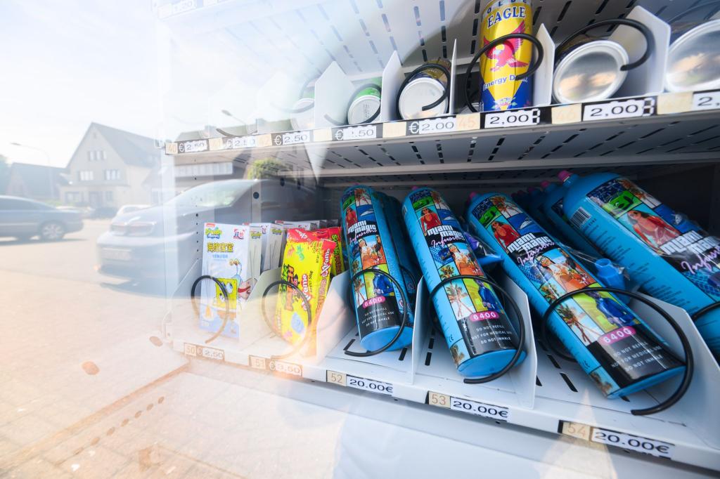 In Gifhorn bei Wolfsburg sorgt ein Warenautomat mit Lachgasflaschen neben Süßigkeiten und Einweg-E-Zigaretten für Proteste. - Foto: Julian Stratenschulte/dpa