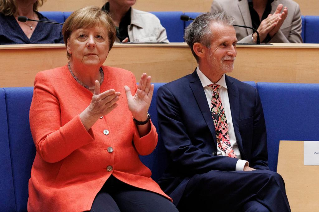 Ex-Kanzlerin Angela Merkel hielt bei der «Hommage» der Konrad-Adenauer-Stiftung die Laudatio für Schauspieler Ulrich Matthes (r). - Foto: Carsten Koall/dpa