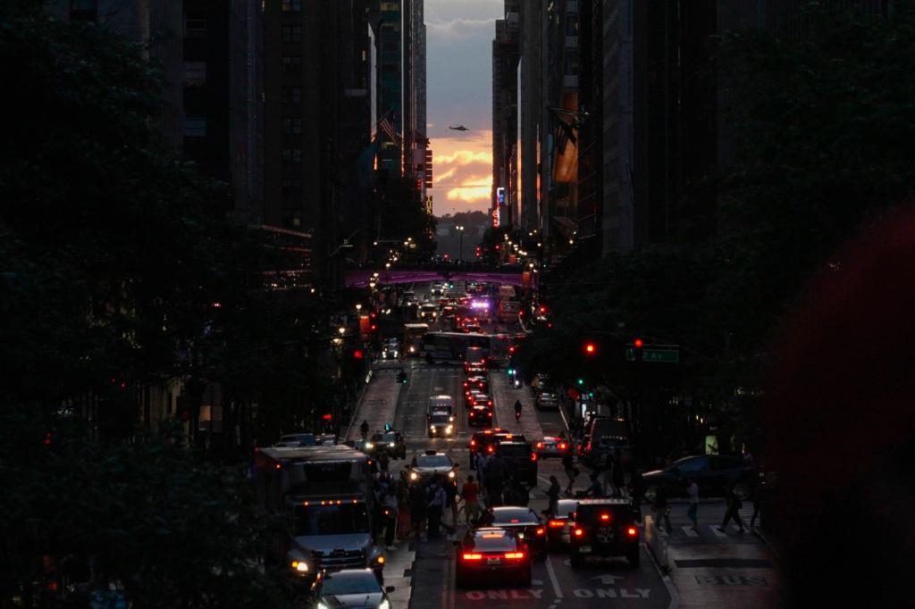 Zweimal im Jahr werden New Yorker und Besucher mit einem Phänomen verwöhnt, das als «Manhattanhenge» bekannt ist: Die untergehende Sonne richtet sich am Straßenraster Manhattans aus und sinkt unter den Horizont, umrahmt von einer Schlucht aus Wolkenkratzern. - Foto: Mary Conlon/AP