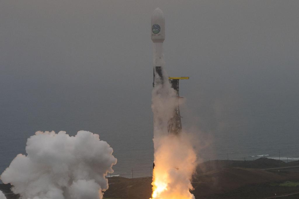 Eine Falcon-9-Rakete des US-Raumfahrtkonzerns SpaceX hebt mit dem Erdbeobachtungssatelliten «Earthcare» an Bord ab. - Foto: S. Corvaja/esa/dpa