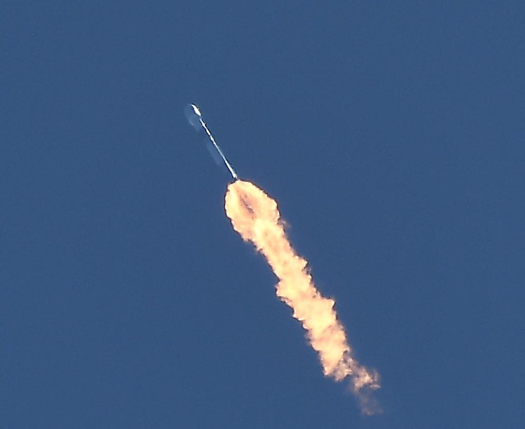 Eine Falcon-9-Rakete des US-Raumfahrtkonzerns SpaceX bringt den Erdbeobachtungssatelliten «Earthcare» ins All. - Foto: Gene Blevins/ZUMA Press Wire/dpa