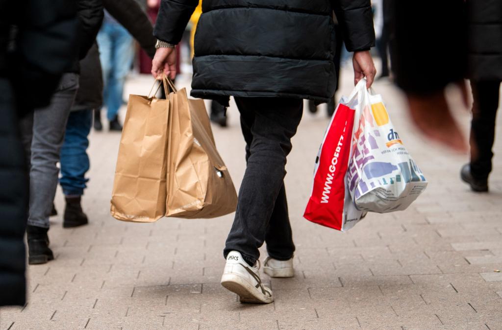 Die Konsumstimmung der Deutschen hat sich erneut verbessert. - Foto: Daniel Bockwoldt/dpa