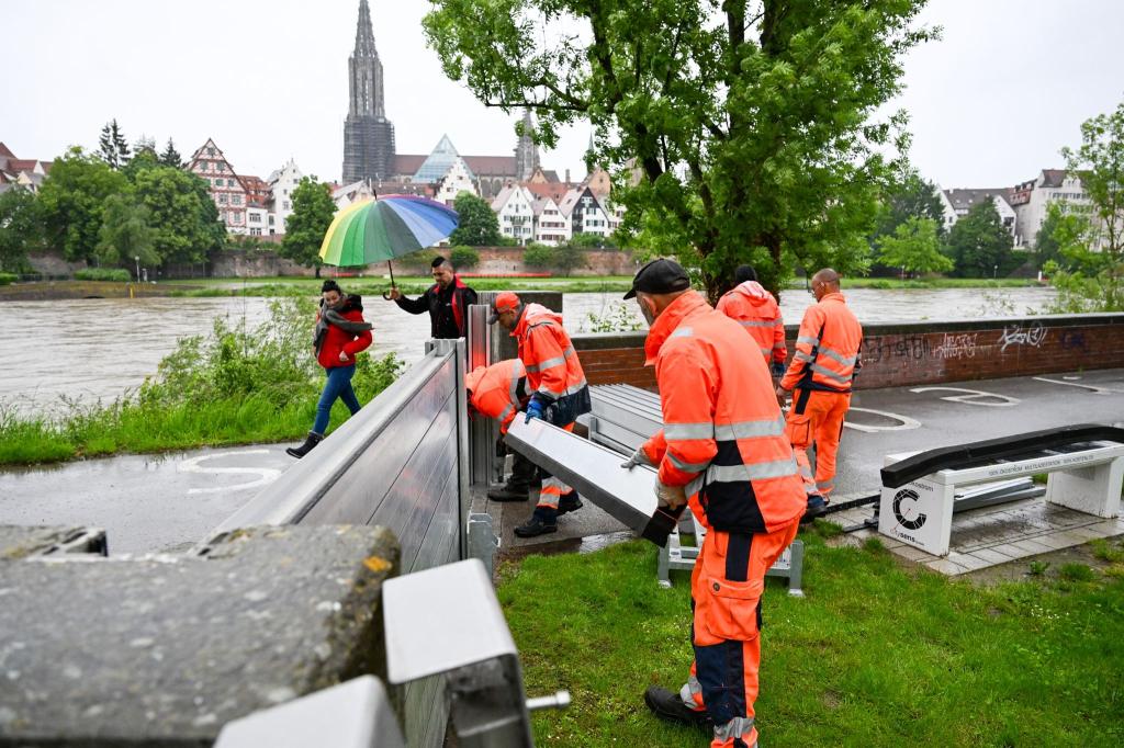 Mitarbeiter des Neu-Ulmer Baubetriebshofs bringen Schutzwände an der Donau an. - Foto: Marius Bulling/dpa