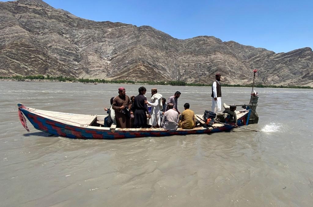 Nach eigenen Angaben sind Anwohner im Bezirk Mohmand Dara auf Boote als Transportmittel angwiesen, weil es keine Brücke gibt, die über den Fluss führt. - Foto: Uncredited/AP/dpa