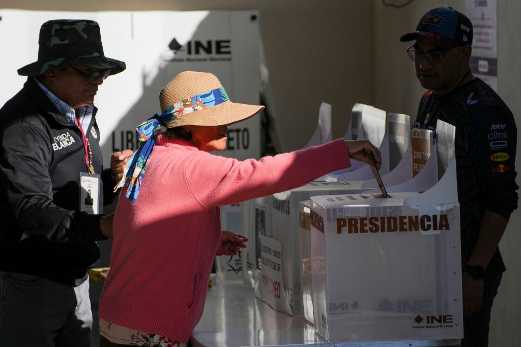 Fast 100 Millionen Menschen sind für die Präsidentschaftswahl in Mexiko registriert, bei der auch Tausende weitere Ämter besetzt werden. Umfragen zufolge dürfte erstmals eine Frau das höchste Amt bekleiden. - Foto: Marco Ugarte/AP/dpa