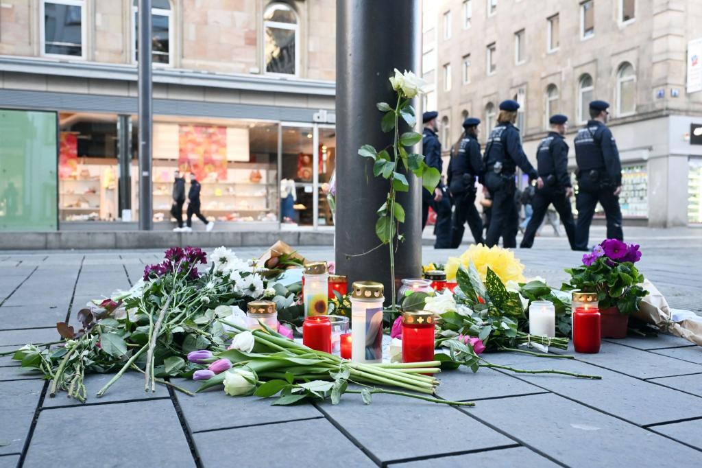 Bisher lagen Blumen an mehreren Stellen - nun richtet die Stadt Mannheim einen zentralen Gedenkort ein. (Archivbild) - Foto: Uli Deck/dpa