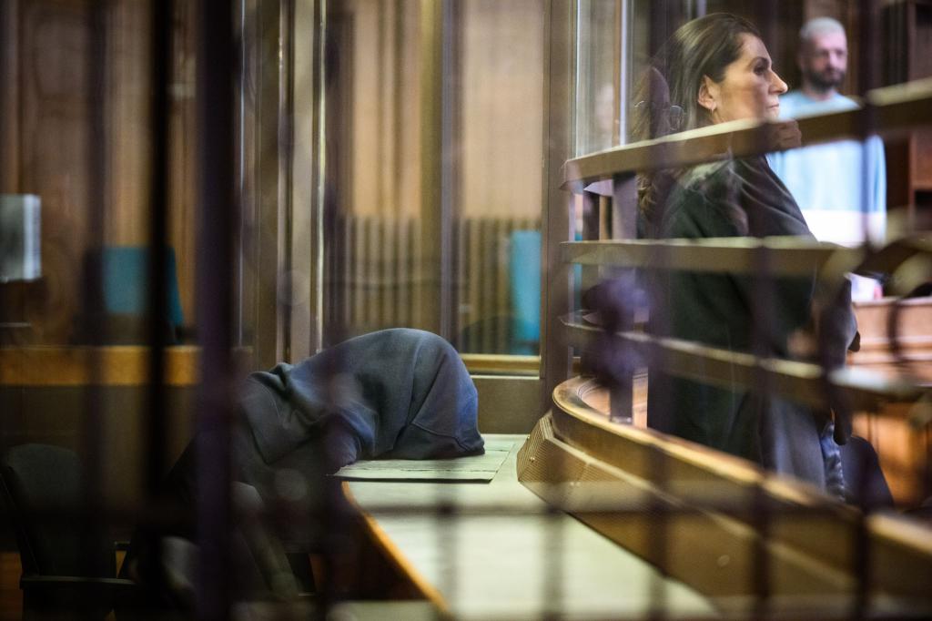 Ein 37-Jähriger soll seine Partnerin und die gemeinsamen Töchter auf grausame Weise getötet haben. - Foto: Bernd von Jutrczenka/dpa