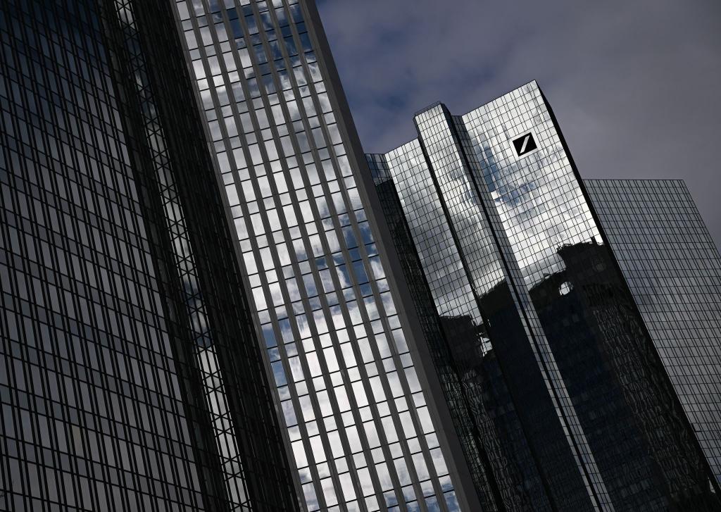 Die Deutsche Bank schließt wie angekündigt Filialen und streicht 2000 Jobs (Archivbild) - Foto: Arne Dedert/dpa