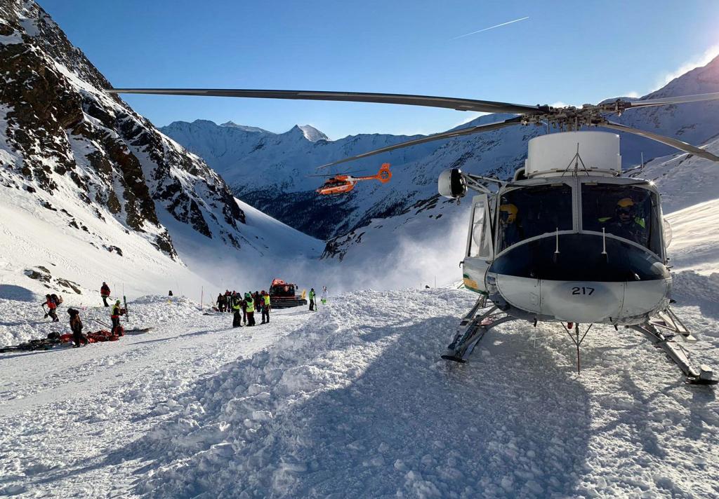 Ein Hubschrauber beim Einsatz in den Südtiroler Alpen. (Symbolbild) - Foto: Uncredited/ANSA/AP/dpa