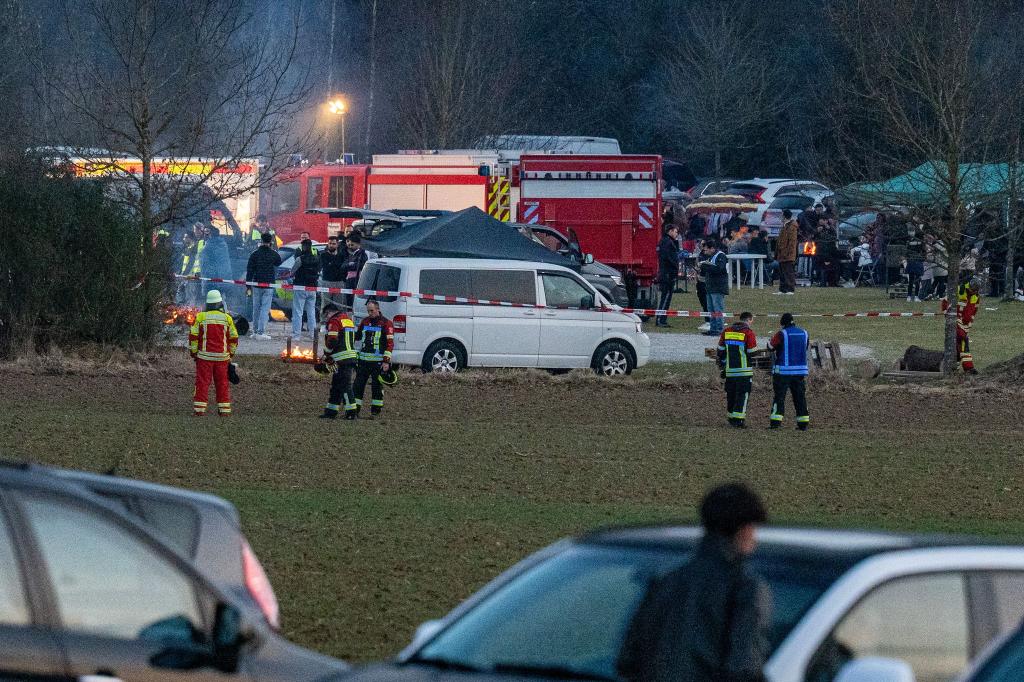 Polizei und Einsatzkräfte stehen nach einem Zwischenfall am Rand einer Feier. Bei einer großen Feier unter freiem Himmel im oberpfälzischen Parsberg ist ein Mann getötet worden. - Foto: Armin Weigel/dpa