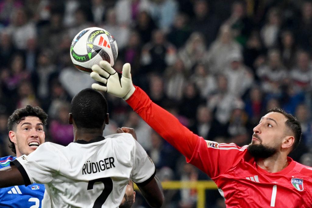 Italiens Torhüter Gianluigi Donnarumma wehrt den Ball ab gegen Antonio Rüdiger. - Foto: Fabian Strauch/dpa