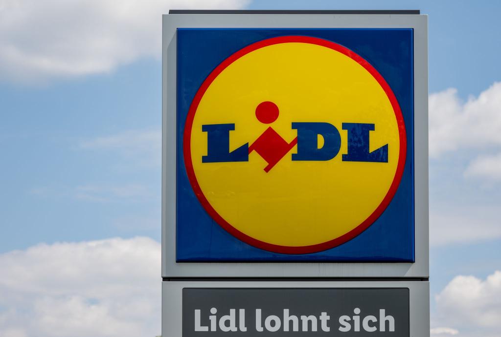 Mehr als 100 Millionen Kunden nutzen die «Lidl Plus»-App. Verbraucherschützer kritisieren die App. (Symbolbild) - Foto: Hendrik Schmidt/dpa