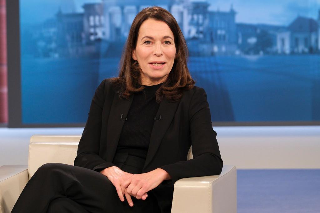 Moderatorin Anne Will genießt weiter jeden Sonntag nicht mehr ins TV-Studio zu müssen. (Archivbild) - Foto: Wolfgang Borrs/NDR/dpa