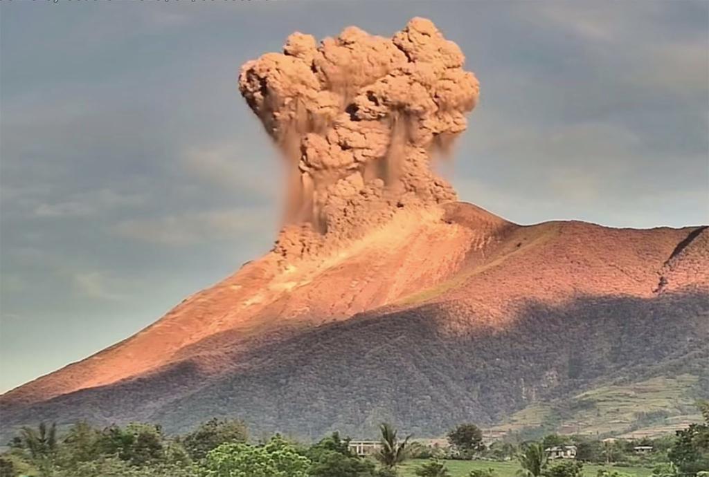 Es war schon der zweite Ausbruch des Vulkans Kanlaon innerhalb von vier Monaten. - Foto: PHIVOLCS/XinHua/dpa