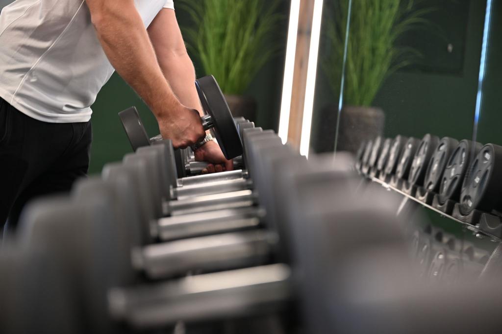 Hanteltraining, um fit zu bleiben: In Smart Gyms kann es passieren, dass sonst niemand im Raum ist. - Foto: Wolf von Dewitz/dpa