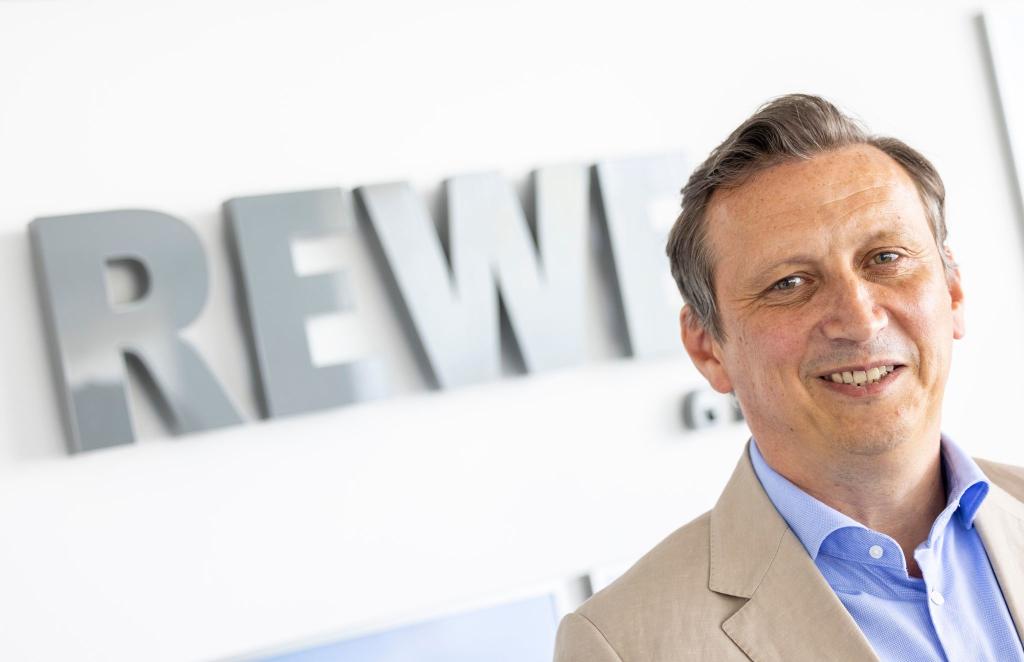 Rewe-Chef Souque ist zufrieden mit dem Jahr 2024. - Foto: Thomas Banneyer/dpa