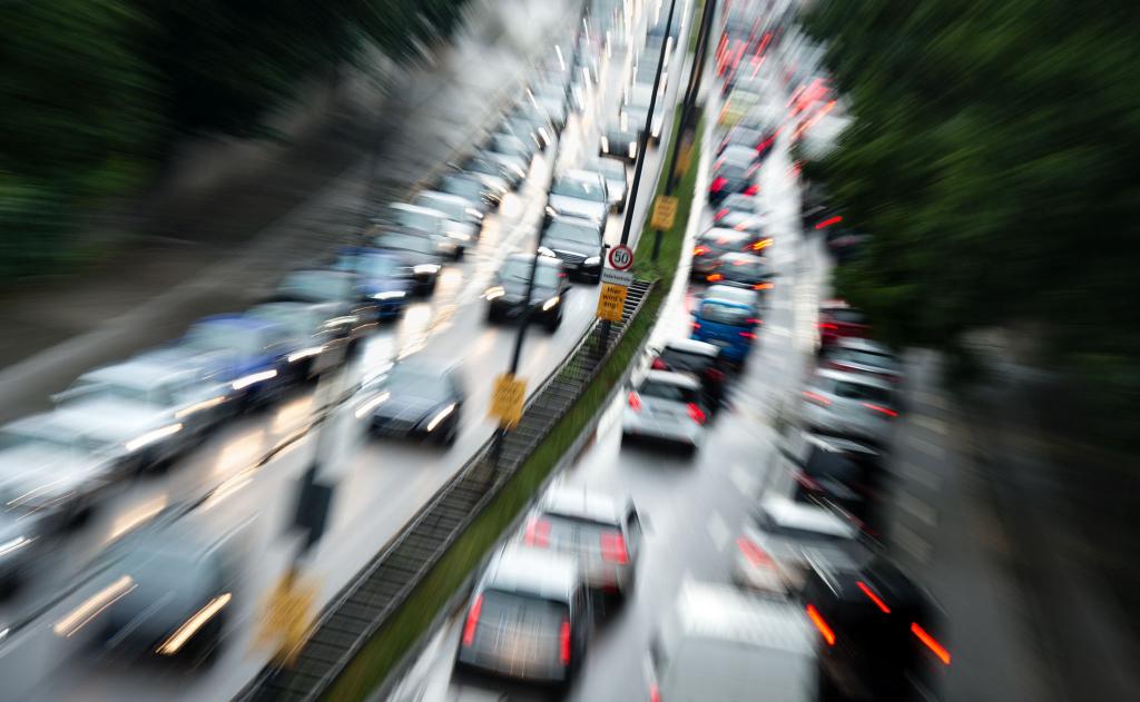 Stadtverkehr in München. In Großstädten gehören Staus zum Alltag, doch das tut der Beliebtheit des Autos laut einer Umfrage der HUK Coburg unter über 4200 Menschen keinen Abbruch. (Foto: Illustration) - Foto: picture alliance / Matthias Balk/dpa