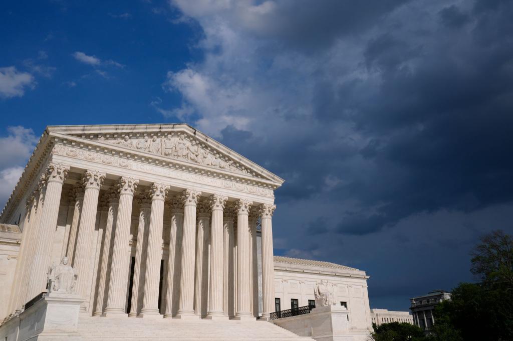 Die versehentliche Abschiebung eines Mannes aus dem US-Bundesstaat Maryland in ein berüchtigtes Gefängnis in El Salvador beschäftigte den Supreme Court. (Archivbild) - Foto: Susan Walsh/AP/dpa