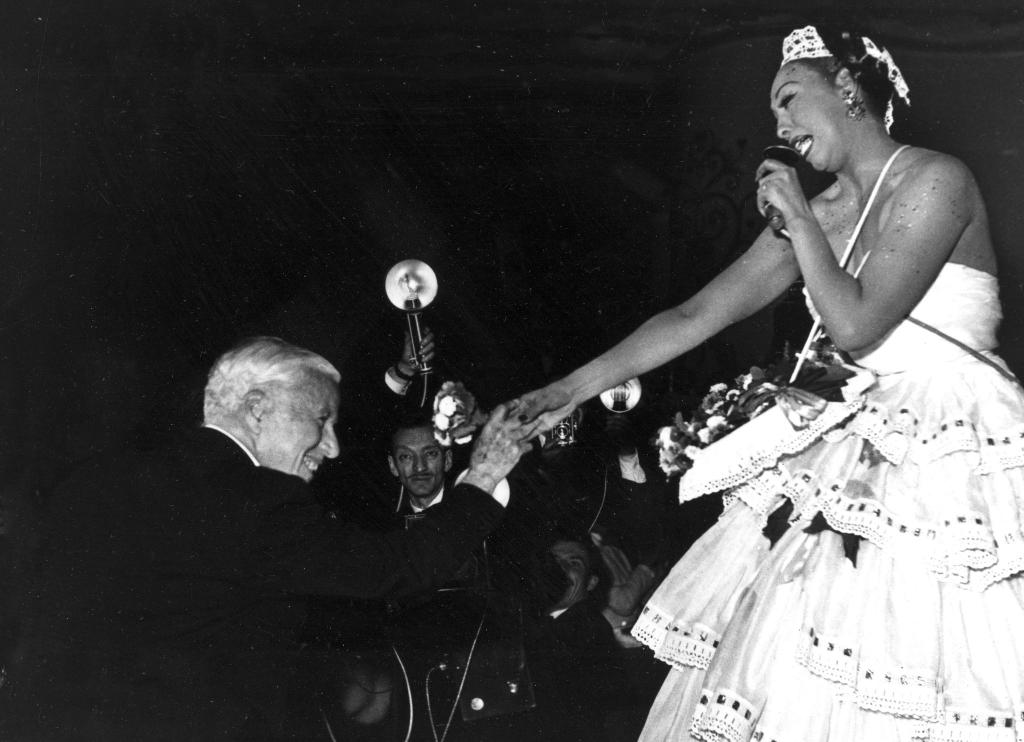 Josephine Baker - hier auf einem Foto aus den 50er Jahren mit Charlie Chaplin. - Foto: -/AP Photo/dpa