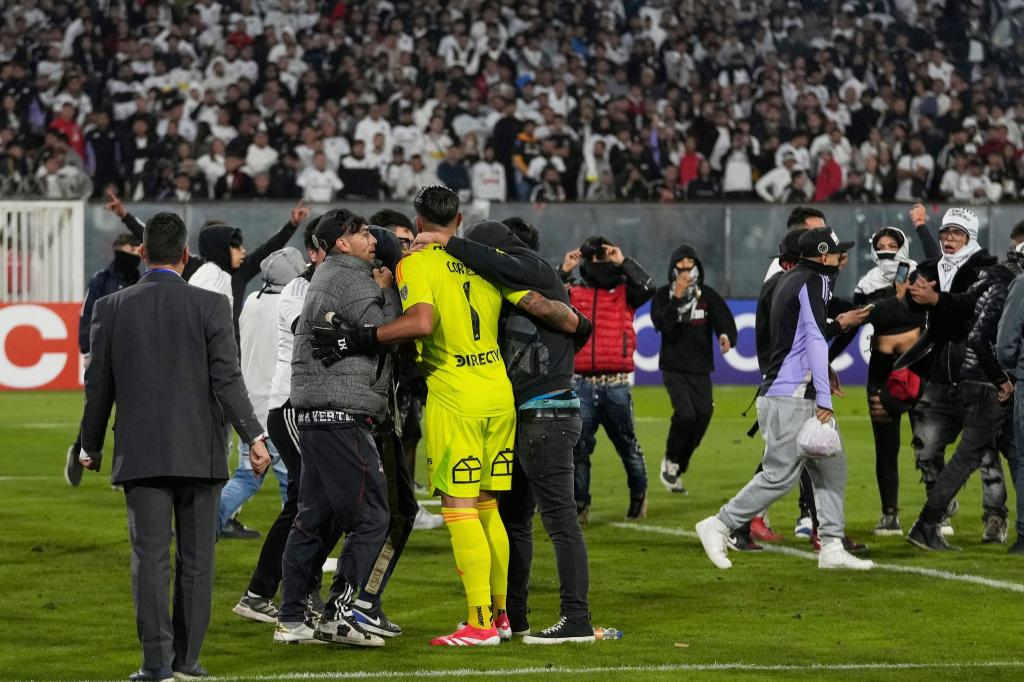 Das Spiel Colo Colo - Fortaleza in Santago de Chile wurde nach Ausschreitungen abgebrochen. - Foto: Esteban Felix/AP/dpa