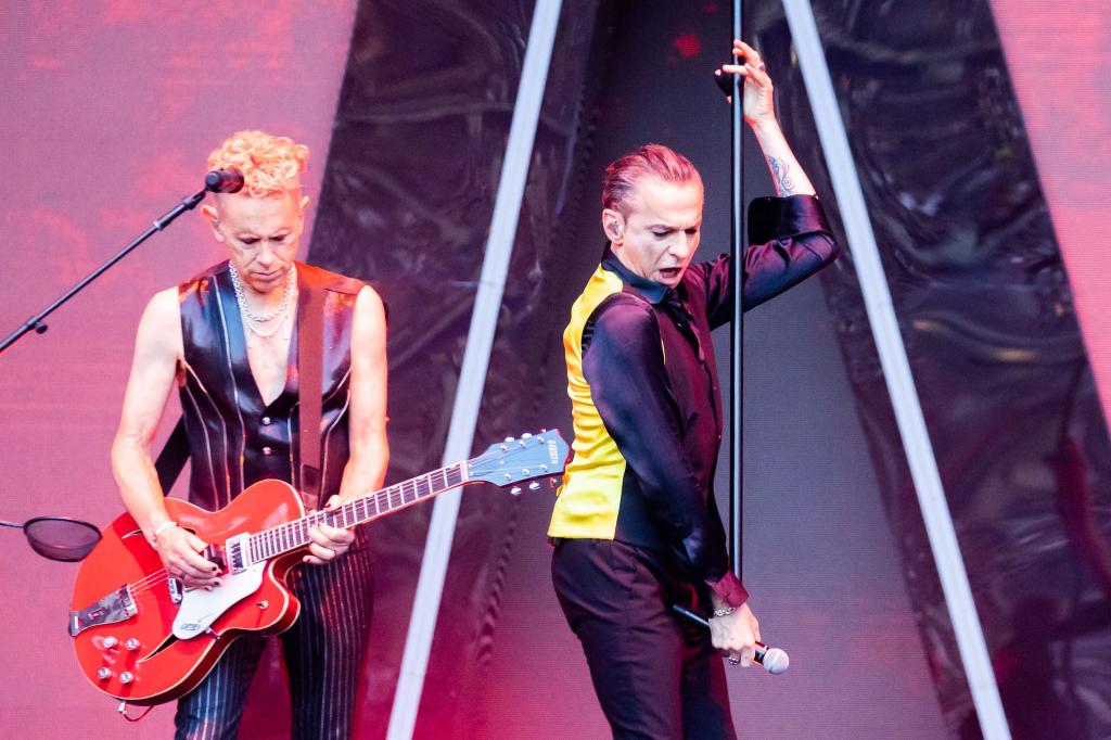 Dave Gahan und Martin Gore von Depeche Mode bei einem Konzert im Berliner Olympiastadion im Juli 2023. - Foto: Christoph Soeder/dpa