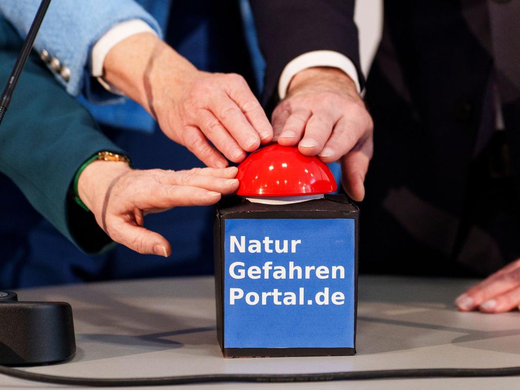 Auf dem Portal lassen sich neben Warnungen auch Tipps für den Fall einer Naturgefahr finden. - Foto: Andreas Arnold/dpa