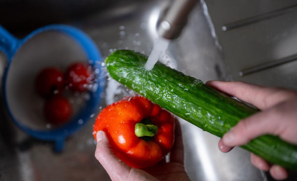 Für Paprika und Gurken müssen Kunden deutlich mehr bezahlen als vor einem Jahr. - Foto: Monika Skolimowska/dpa