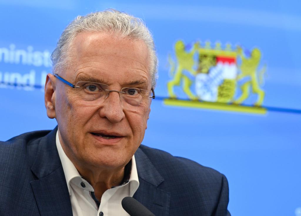 Joachim Herrmann warnt vor einer verschärften Sicherheitslage. (Archivbild) - Foto: Arne Dedert/dpa