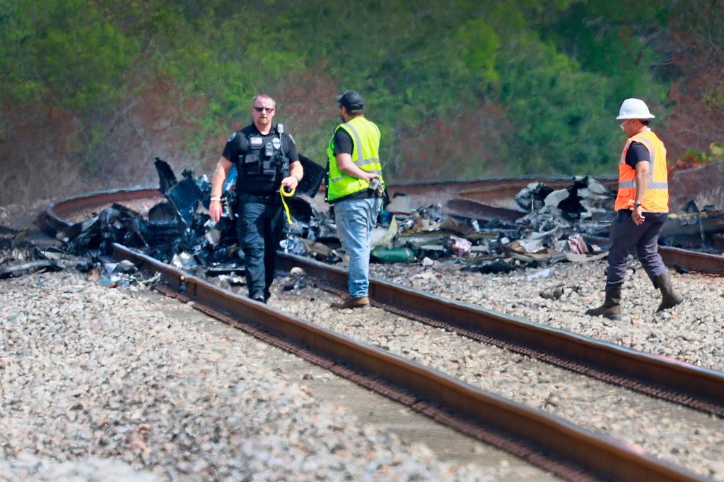 Das Flugzeug ging in Flammen auf. - Foto: Mike Stocker/South Florida Sun-Sentinel/AP/dpa