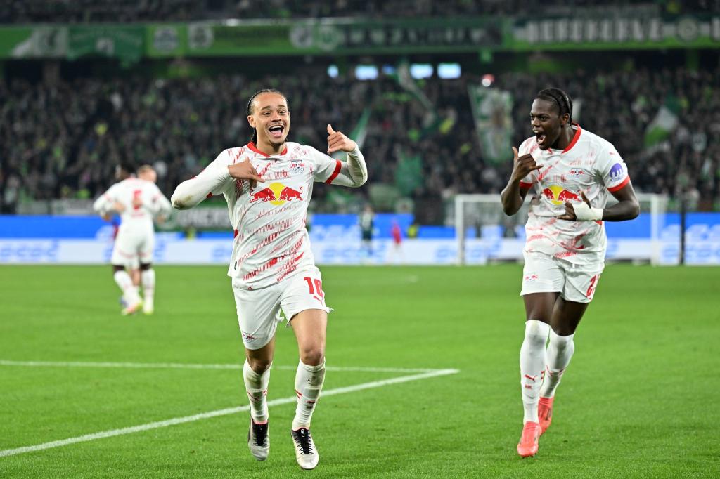 Xavi Simons (l) jubelt über sein zweites Tor. - Foto: Swen Pförtner/dpa