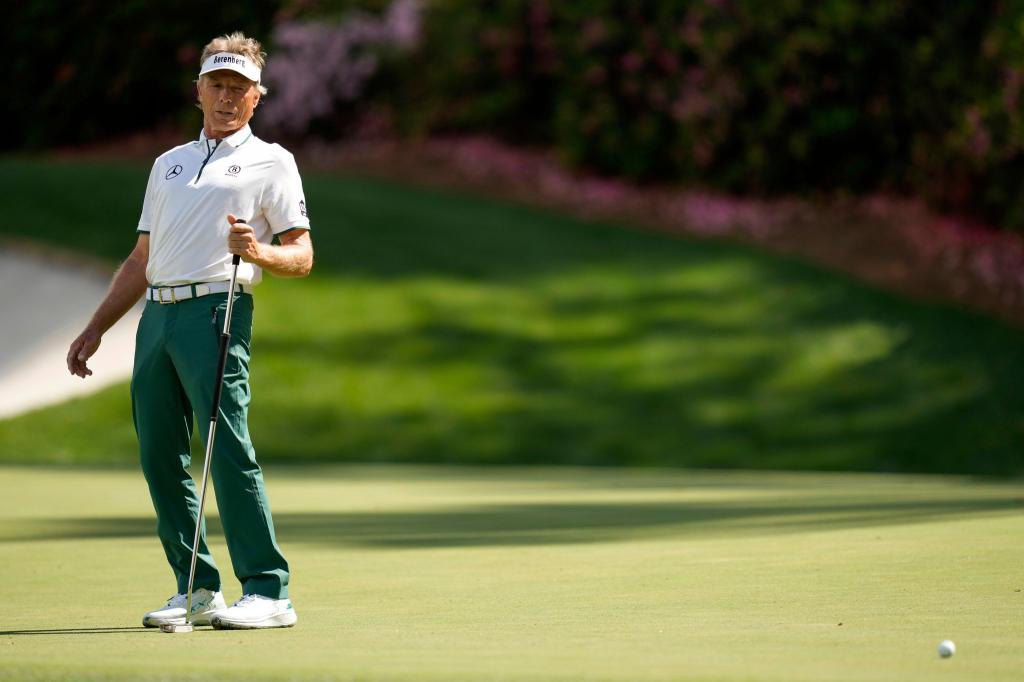 Golf-Routinier Bernhard Langer unterläuft in Augusta ein folgenschwerer Patzer. - Foto: Julia Demaree Nikhinson/AP/dpa