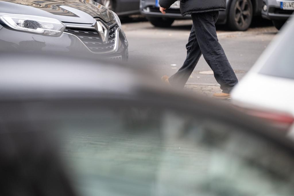 Besonders in Metropolen gingen die Menschen zuletzt häufiger zu Fuß und ließen das Auto öfter stehen. (Symbolbild) - Foto: Sebastian Gollnow/dpa