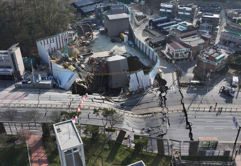 Vor dem Einsturz hatten Arbeiter Risse in Pfeilern entdeckt. - Foto: Hong Ki-won/Yonhap via AP/dpa