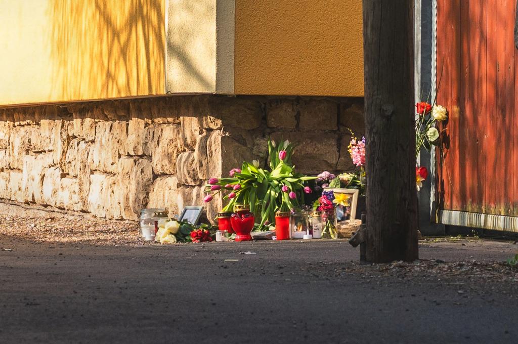 Vor dem Tathaus in Klettbach (Weimarer Land) drückten Menschen ihr Mitgefühl aus, indem sie Blumen und Kerzen aufstellten. - Foto: David Breidert/dpa