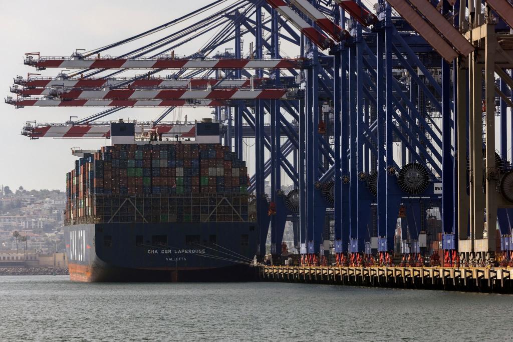 Containerschiff liegt im Hafen von Los Angeles. Wohin führt der von US-Präsident Trump losgetretene Zollkonflikt? - Foto: Etienne Laurent/FR172066 AP/AP/dpa
