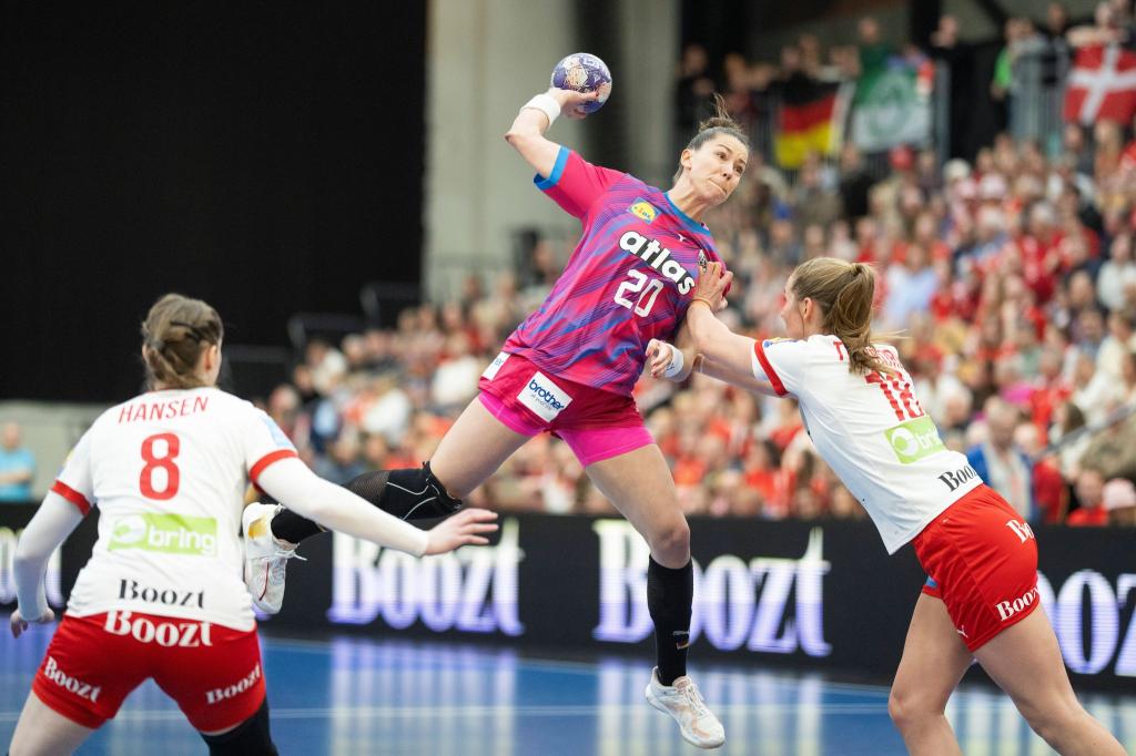 Die deutschen Handballerinnen haben das zweite Länderspiel gegen Dänemark gewonnen. - Foto: Frank Cilius/Ritzau Scanpix Foto via AP/dpa