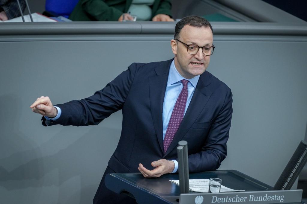 Unionsfraktionsvize Jens Spahn findet, dass man im Bundestag die richtige Balance im Umgang mit der AfD finden muss. (Archivfoto) - Foto: Kay Nietfeld/dpa