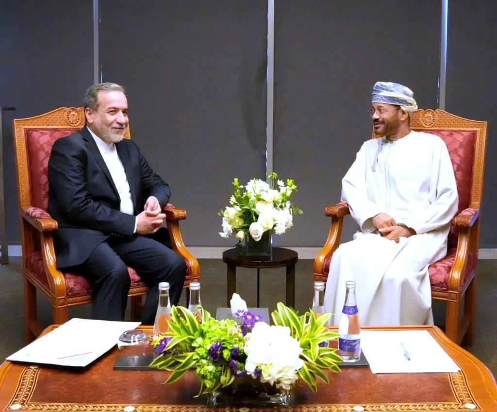 Der iranische Außenminister Abbas Araghtschi (links) ist zu Atomverhandlungen mit den USA in die Hauptstadt des Oman gereist. - Foto: Uncredited/Iranian Foreign Ministry/AP/dpa