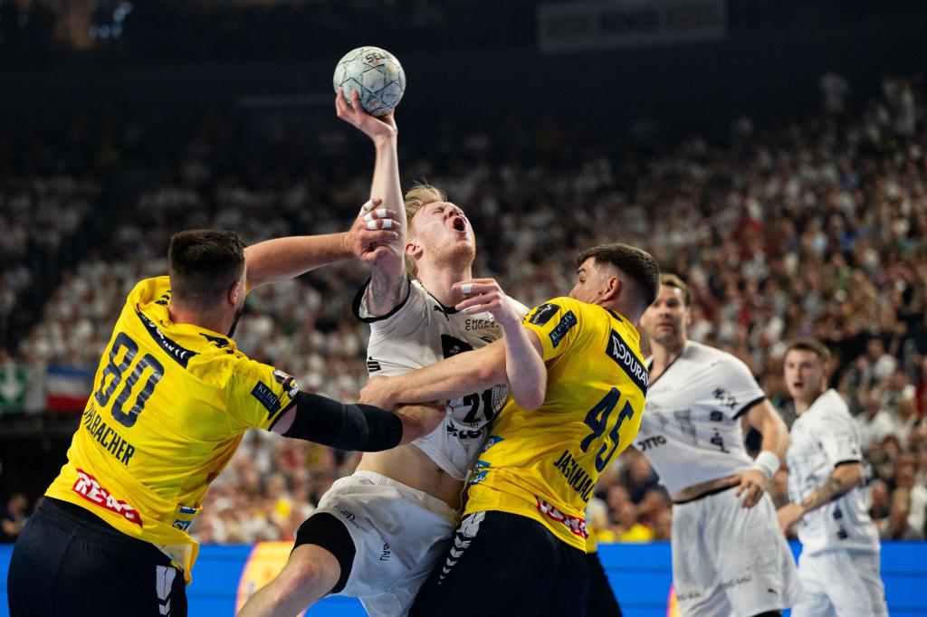 Der THW Kiel und die Rhein-Neckar Löwen lieferten sich im Pokal-Halbfinale einen harten Kampf. - Foto: Marius Becker/dpa