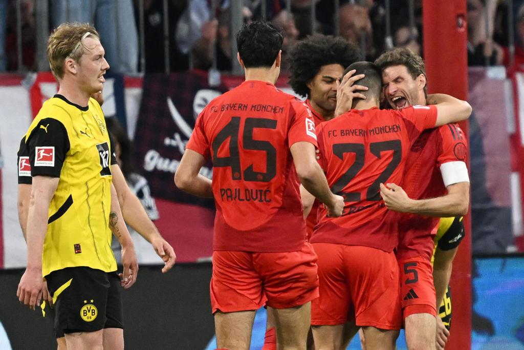 Die Bayern bejubeln einen Treffer gegen Dortmund. - Foto: Sven Hoppe/dpa