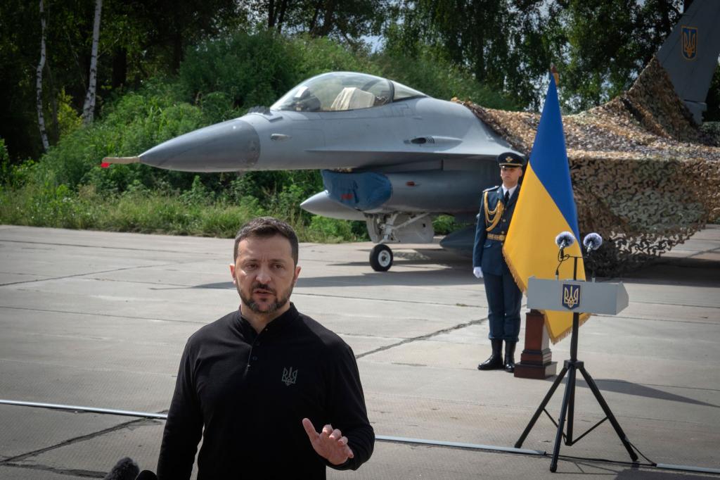 Seit vergangenem Sommer kann die Ukraine auf einige westliche F-16-Kampfjets bei der Luftverteidigung zurückgreifen. (Archivbild) - Foto: Efrem Lukatsky/AP/dpa