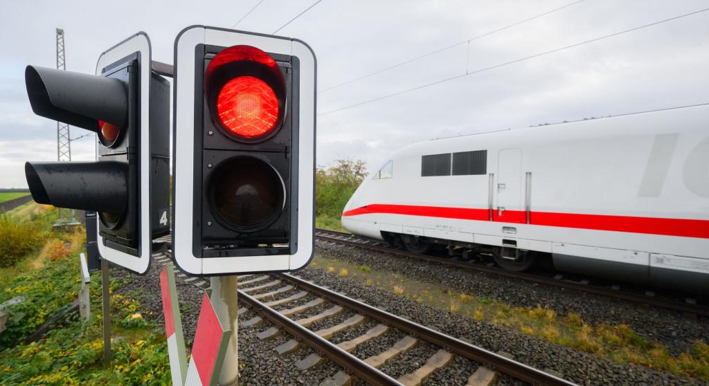 Über Ostern werden sowohl die Schnellbahnstrecke Stuttgart-Mannheim als auch die Rheintalbahn zwischen Karlsruhe und Basel wegen Sanierungsarbeiten gesperrt. (Archivbild) - Foto: Julian Stratenschulte/dpa