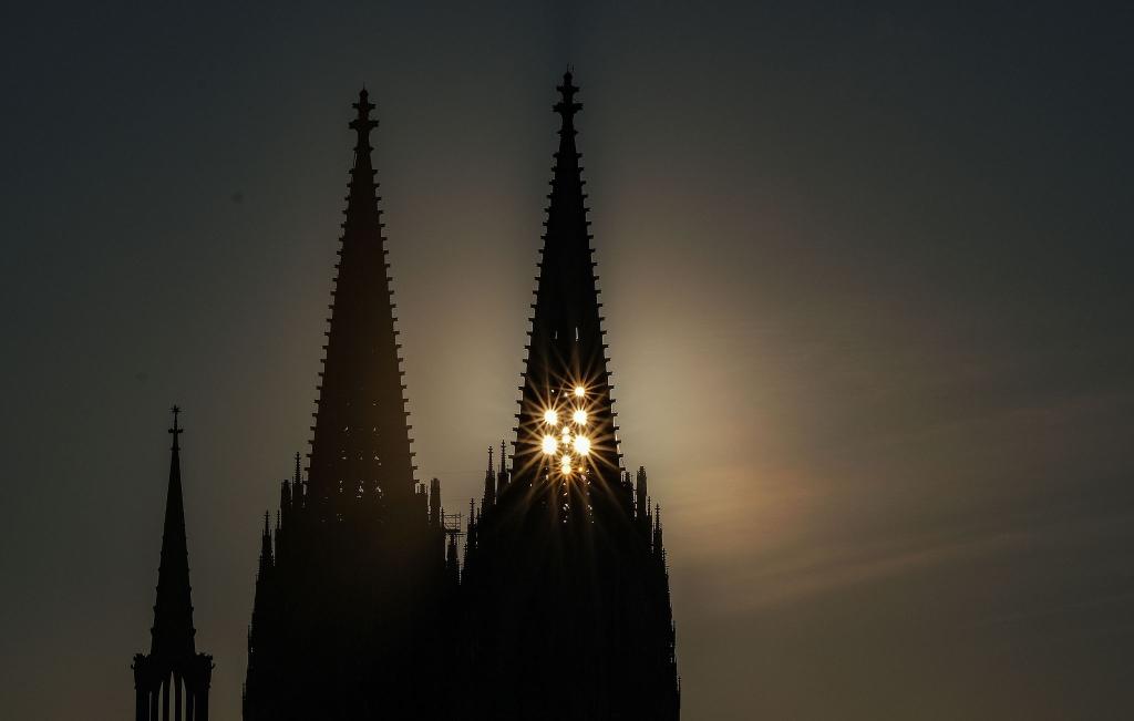 Der Kölner Polizei bot sich eine Szenerie fast wie in einem Bond-Film: Mit einem Hubschrauber beobachteten sie nachts Kletterer am Nordturm des Doms. (Archivbild) - Foto: Oliver Berg/dpa
